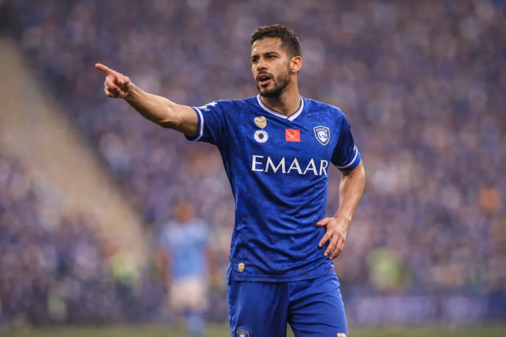 عبدالله عطيف لاعب وسط الهلال يقود اللعب داخل الملعب بتمريرات دقيقة وتحكم كامل في إيقاع المباراة ضمن منافسات الدوري السعودي