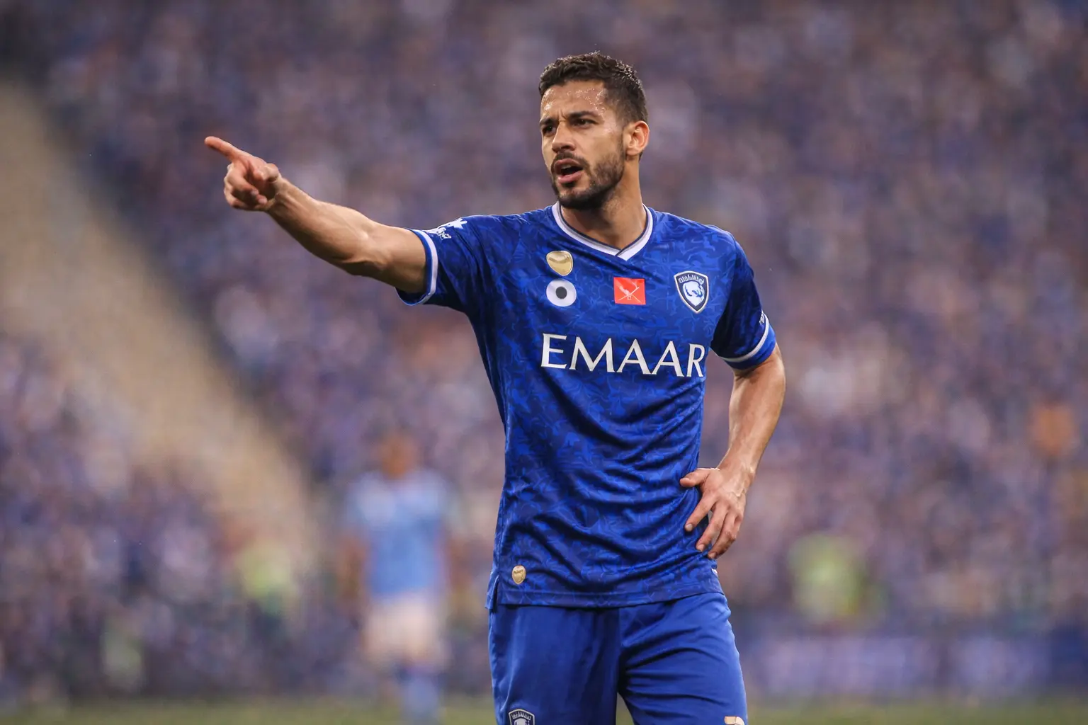 عبدالله عطيف لاعب وسط الهلال يقود اللعب داخل الملعب بتمريرات دقيقة وتحكم كامل في إيقاع المباراة ضمن منافسات الدوري السعودي